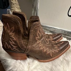 ARIAT Dixon Western style weathered brown booties. Like new! Size 8.